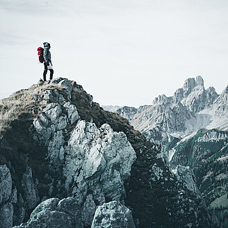 Bergspitze Wanderer – © Getty Images/iStockphoto / iStock.com