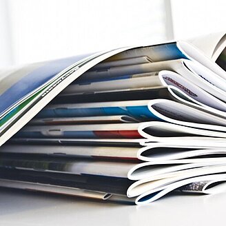 © naftizin / Fotolia Stapel von Broschüren